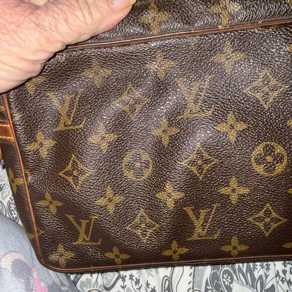 Louis Vuitton - Picture 6 of 7